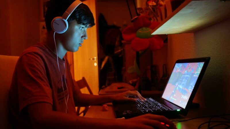 Image Ilustrasi Orang Sedang Bermain Laptop