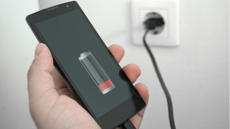 Image Ilustrasi Smartphone Sedang Charging