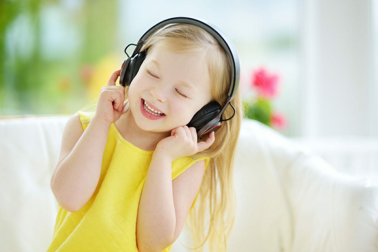 Image Anak Kecil Sedang Mendengarkan Lagu (sandramccollom.com)
