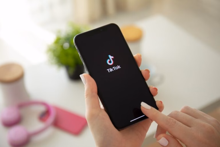 Ilustrasi Orang Bermain TikTok