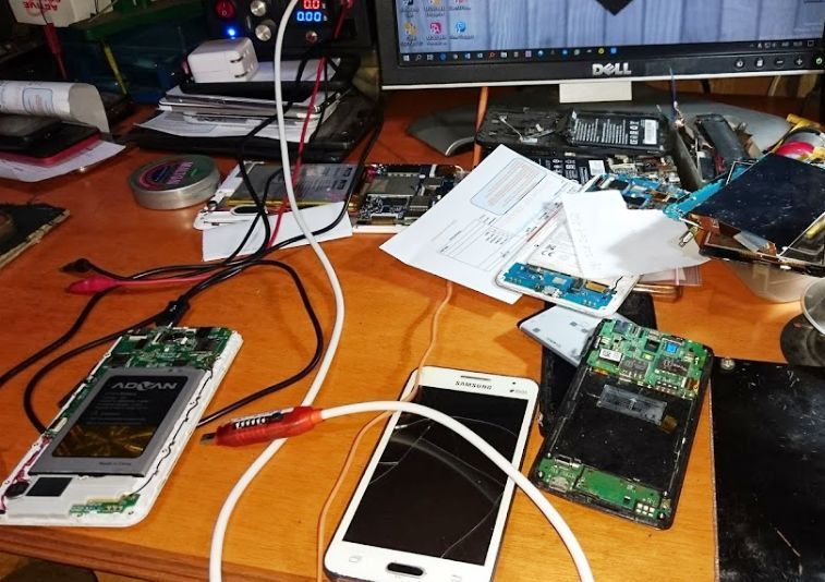 6 Cara Menyalakan HP yang Mati Total, Patut untuk Dicoba! 10 Cara Menghidupkan Hp Yang Mati Total Dengan Pergi Ke Tempat Service
