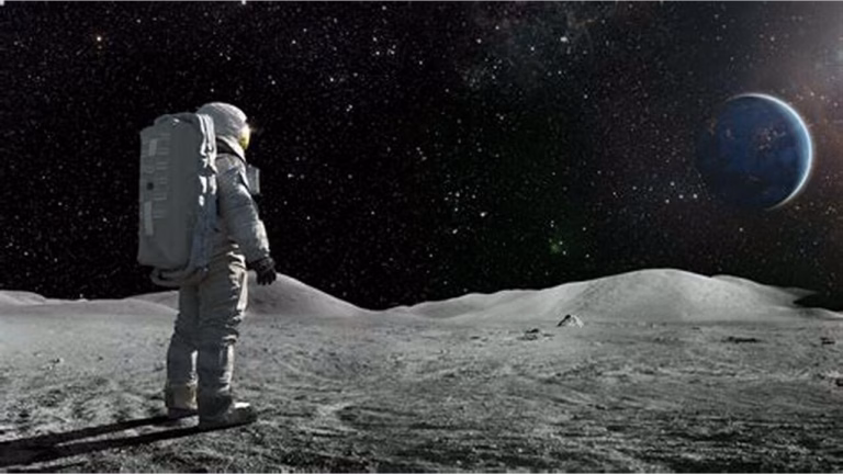 Seorang Astronout Sedang Berjalan Di Luar Di Bulan (interestingengineering)