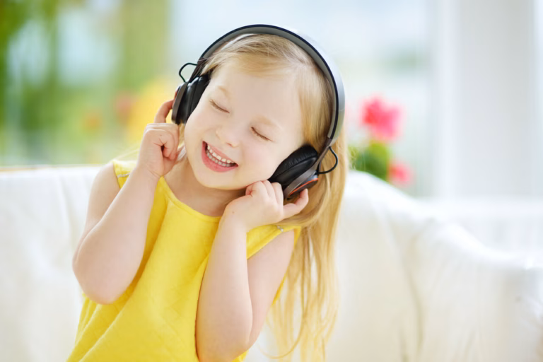 Anak Kecil Sedang Mendengarkan Lagu (sandramccollom.com)
