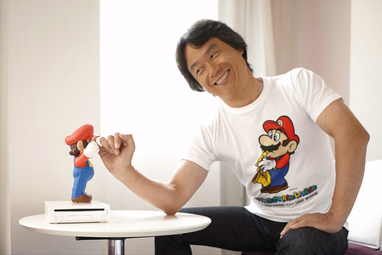 Gambar Shigeru Miyamoto Bersama Figure Mario (nintendo Life)
