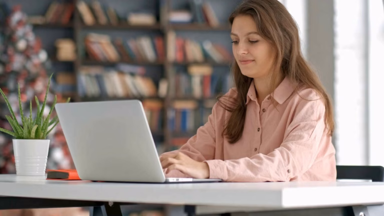 Ini Contoh Brainware Yang Sedang Menggunakan Laptop (storyblocks Video)