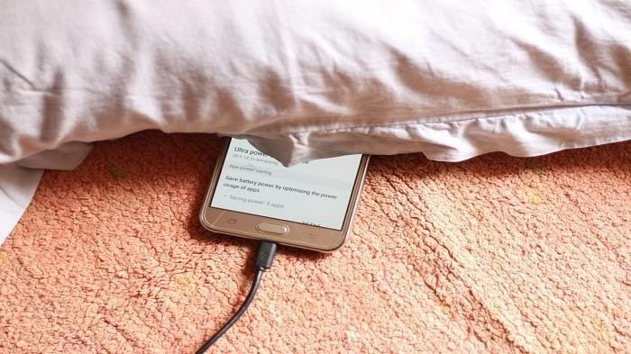 Menaruh-hp-bawah-bantal