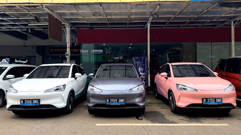 Mobil Listrik Net V Jadi Taksi di Bandara Halim Perdana Kusuma 5 Mobil Listrik Net V Jadi Taksi di Bandara Halim Perdana Kusuma