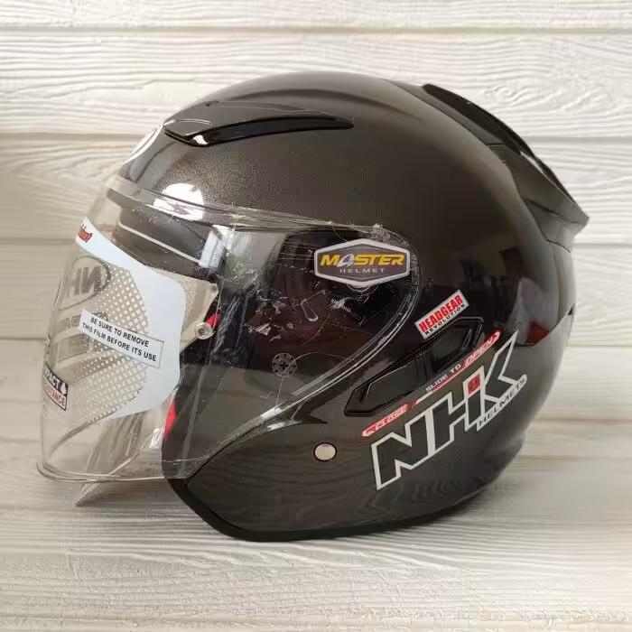 7 Rekomendasi Helm Half Face Terbaik 2024, Siapkan Isi Dompetmu! 6 Rekomendasi Helm Half Face: NHK R1 Solid