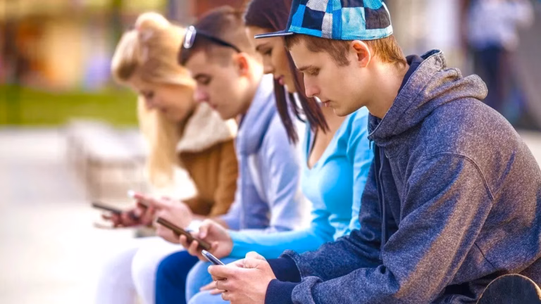 Ternyata Ini Alasan Gen Z Lebih Suka Chatting daripada Telepon