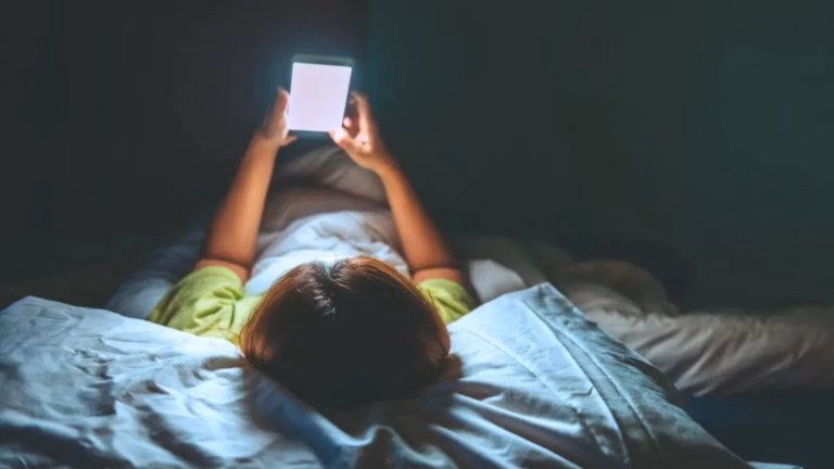 Ini Bahaya Menggunakan Hp Sebelum Tidur Bagi Otak
